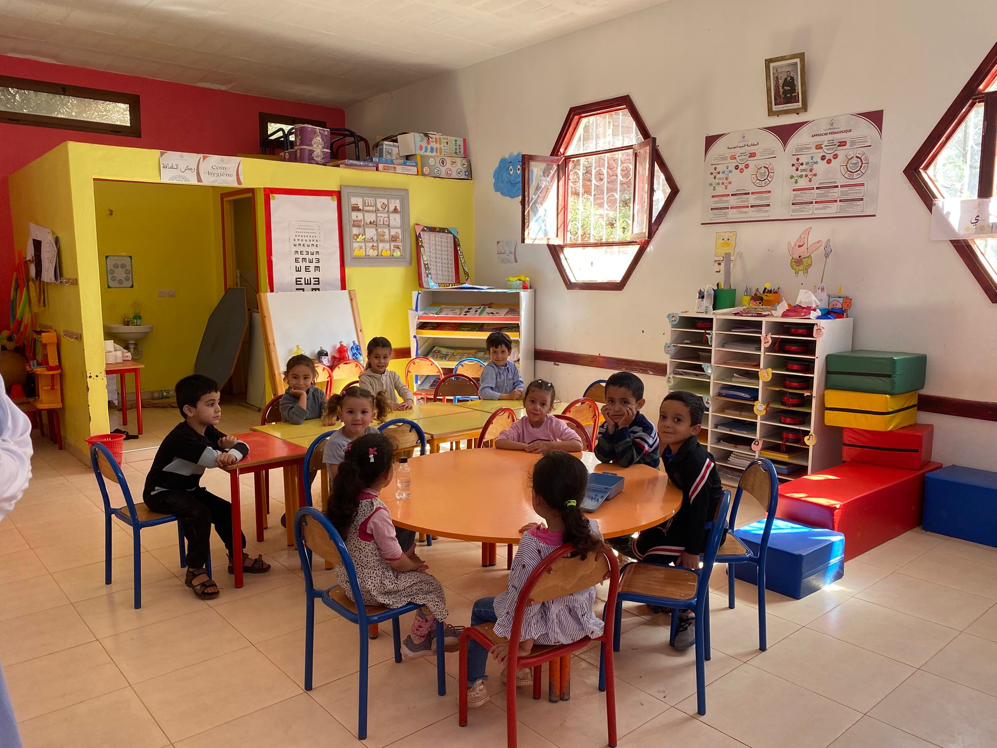 Enfants dans la cour de l'école maternelle à Aït Machkour, Ourika